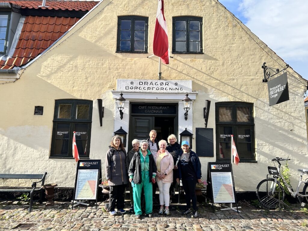 Hver tredje måned afslutter Gåtur for Alle på Beghuset til (velfortjent) mad og drikke. Foto: Dragør News