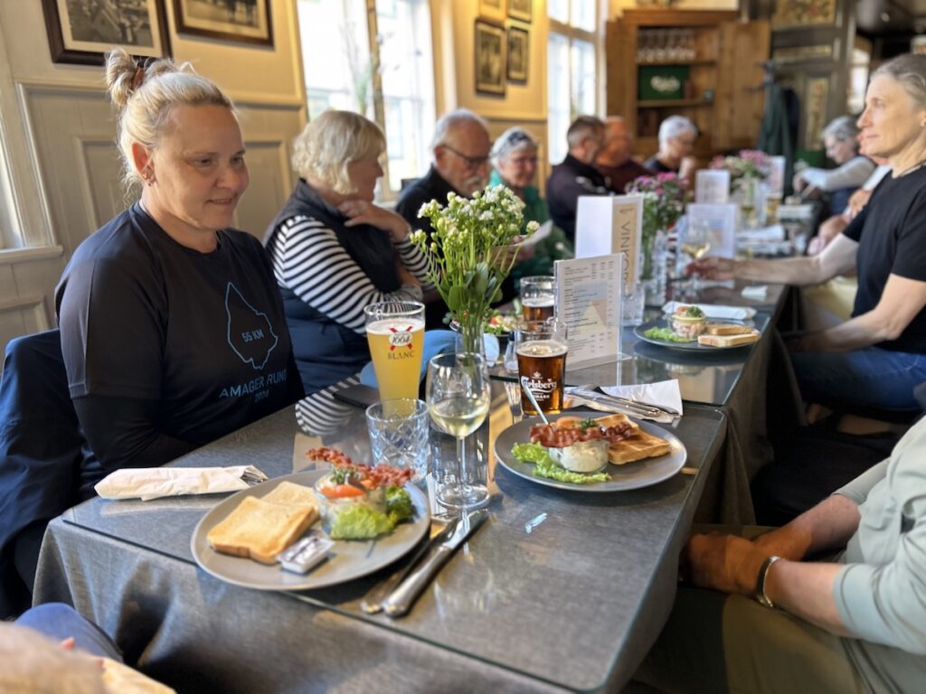 Hver tredje måned afslutter Gåtur for Alle på Beghuset til (velfortjent) mad og drikke. Foto: Dragør News