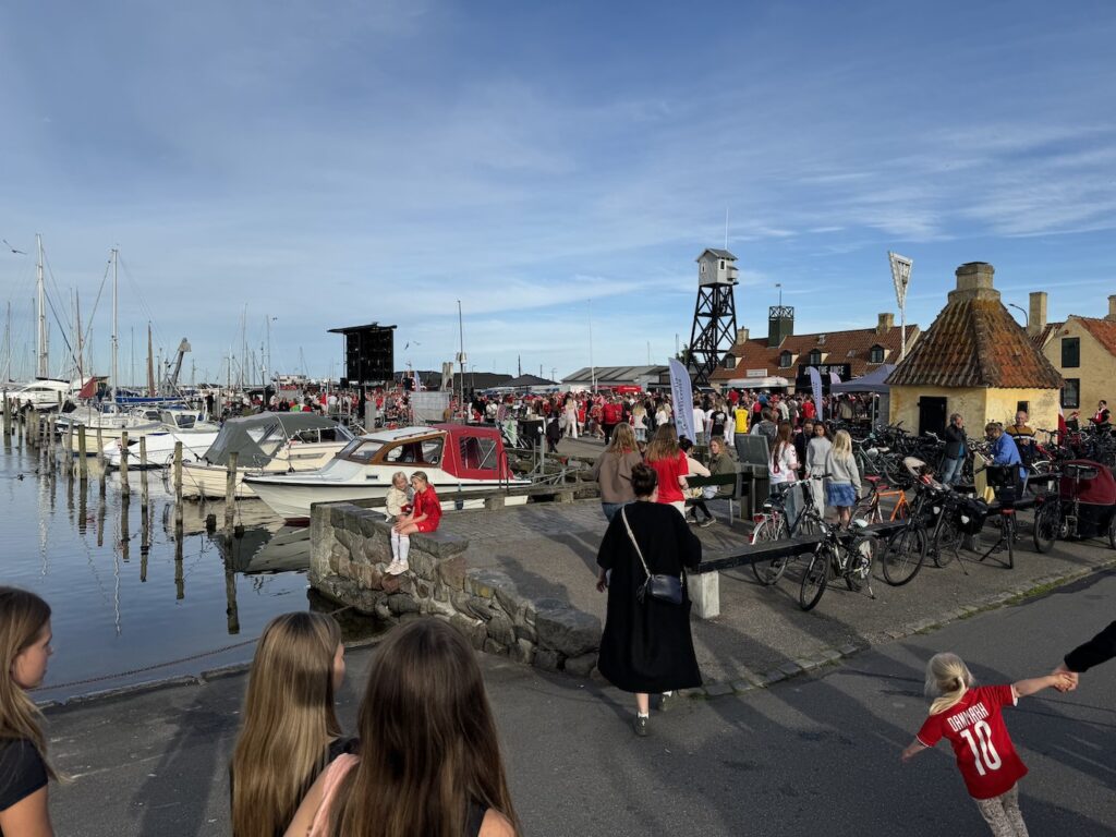 Mange borgere lagde vejen forbi i torsdags til fodboldkampen. Foto: Dragør Vinhandel