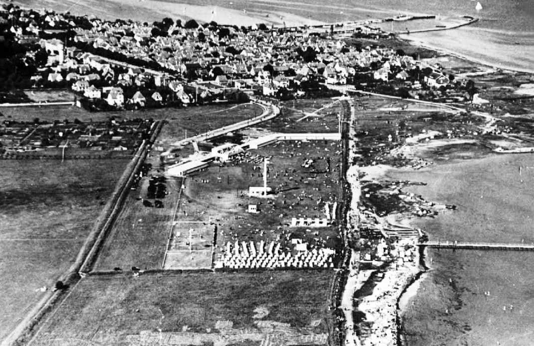 Arkitekt Arne Jacobsen tegnede "Bellevue Strandbad", der blev opført i 1932. Året efter tegnede han et meget større etablissement til Dragør. Lokaliteterne lånte børnene fra Gabriel Jensens Ferieudflugter.