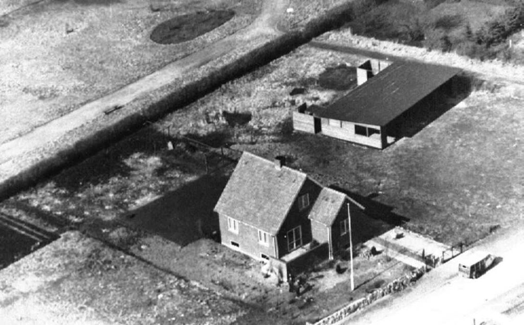 Hytten fra 1942 blev opført på nuværende Strandjægervej 21. I 1953 delte man hytten og samlede den igen nærmere stranden.