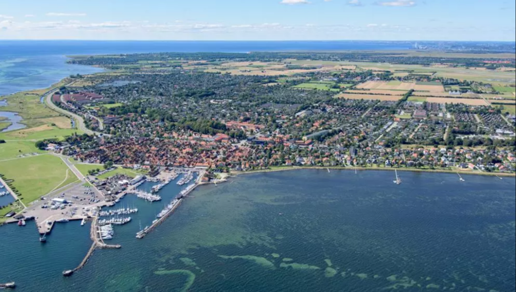 Som vi kender Dragør fra luften i nyere tid. Men sådan har det ikke altid set ud. Foto: Dragør Kommune