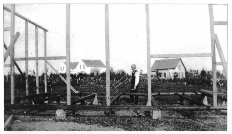 1910. De nye "Skorstenfejerhusene" ses i baggrunden (Engvej 71, 73 og 75). Foto er optaget fra Sydstrandsvej 10. Foto: DB-Arkiv.