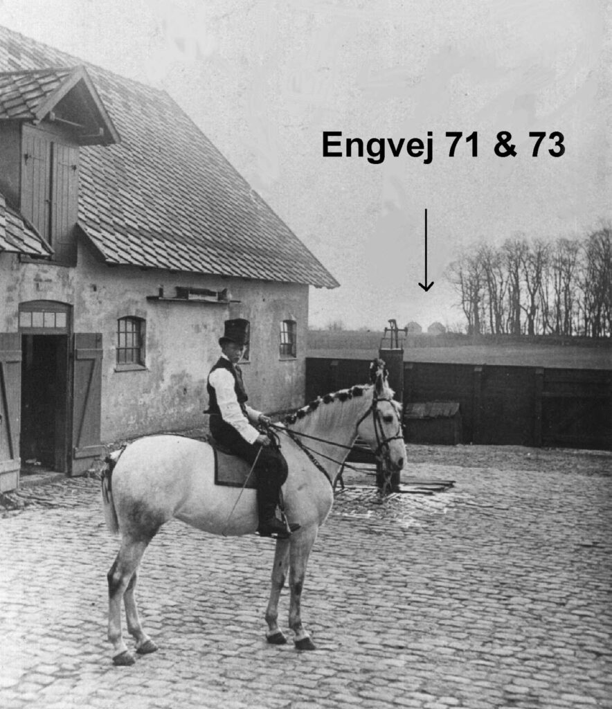 Ca. 1911. Bag vandpumpen i Lundegården skimtes "Skorstensfejerhusene" på Engvej. Dragør Lund ses til højre. Svend Valdemar Hammerich fra "Villa Strandvang", Nordre. Strandvej 10 var karl hos gårdejer Crillesen. Senere cowboy i USA.