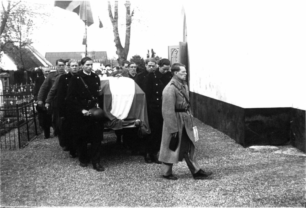 Dirch Svendsen Strøbæk (f. 1928) begraves 10. maj 1945 fra Store Magleby Kirke. Foto: Poul Petersen.