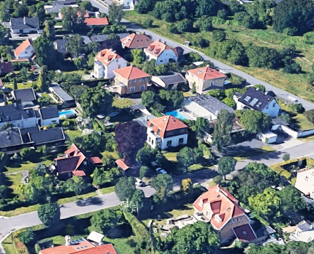 Set mod syd. Samme vinkel med villaer, som på det foto, der blev fundet i"Villa Strandhøj".